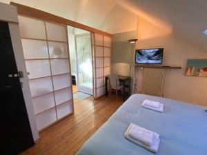een slaapkamer met een bed met twee handdoeken erop bij La Chambre Claire in Ponts-et-Marais