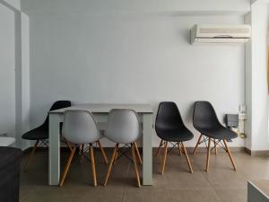 een eettafel met zes stoelen eromheen bij Apartamento Completo Vera Rincon de Loix in Benidorm