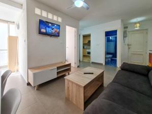 een woonkamer met een bank en een salontafel bij Apartamento Completo Vera Rincon de Loix in Benidorm