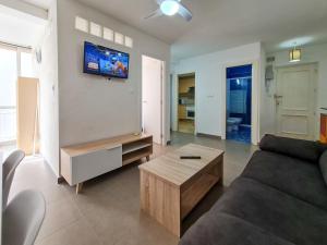 TV a/nebo společenská místnost v ubytování Apartamento Completo Vera Rincon de Loix + 28 fotografií