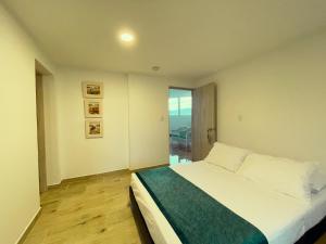 sypialnia z dużym łóżkiem i oknem w obiekcie Hotel Campestre Villa Mary w mieście Santa Rosa de Cabal