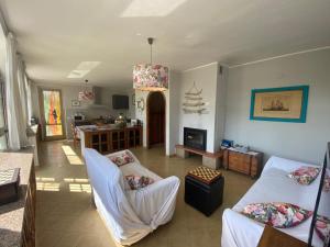 ein Wohnzimmer mit 2 Sofas und einer Küche in der Unterkunft Villino Maria in Sarzana