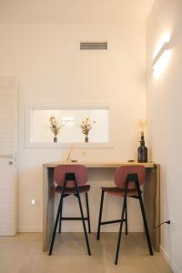 dwa krzesła i stół w pokoju z oknem w obiekcie Alloggi alla Rotonda 