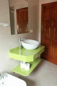 a bathroom with a bowl sink and a mirror at Casa Balbi in Canales