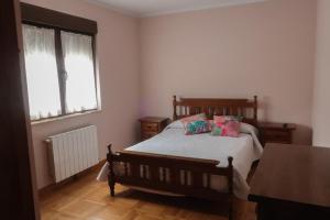 a bedroom with a bed with two pillows and a window at Casa Balbi in Canales