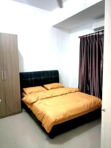 a bed with a black headboard in a bedroom at OYO HOME 90769 Flo Inn Homestay Bsi in Tawau