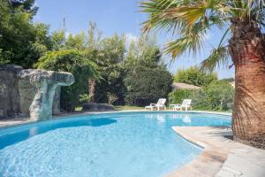 Fotografia z galérie ubytovania Villa climatisée, piscine privée, cuisine d'été v destinácii Roquefort Les Pins