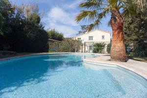 Fotografia z galérie ubytovania Villa climatisée, piscine privée, cuisine d'été v destinácii Roquefort Les Pins