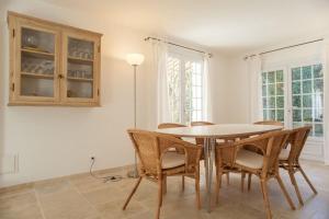 Fotografia z galérie ubytovania Villa climatisée, piscine privée, cuisine d'été v destinácii Roquefort Les Pins
