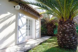 Fotografia z galérie ubytovania Villa climatisée, piscine privée, cuisine d'été v destinácii Roquefort Les Pins