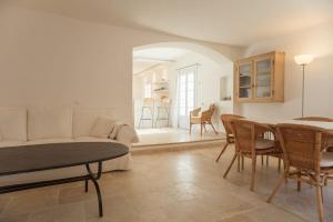 Fotografia z galérie ubytovania Villa climatisée, piscine privée, cuisine d'été v destinácii Roquefort Les Pins