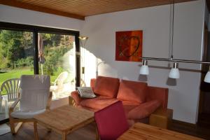 ein Wohnzimmer mit einem Sofa und einem Tisch in der Unterkunft Ruhepol in Schruns-Tschagguns