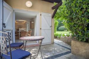 Fotografia z galérie ubytovania Villa climatisée, piscine privée, cuisine d'été v destinácii Roquefort Les Pins