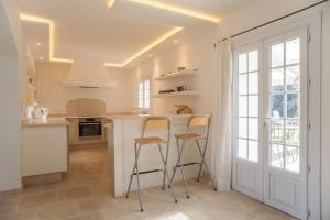 Fotografia z galérie ubytovania Villa climatisée, piscine privée, cuisine d'été v destinácii Roquefort Les Pins