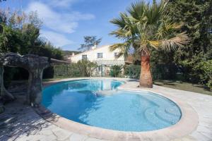 Fotografia z galérie ubytovania Villa climatisée, piscine privée, cuisine d'été v destinácii Roquefort Les Pins