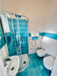 La salle de bains est pourvue d'une douche, d'un lavabo et de toilettes. dans l'établissement Villa Egidio, à Ischia