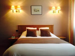 Voodi või voodid majutusasutuse Hotel De Clisson Saint Brieuc toas