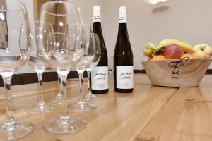 eine Gruppe von Weinflaschen und Weingläsern auf dem Tisch in der Unterkunft Ferienhaus Silber in Bartholomäberg