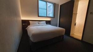 Postel nebo postele na pokoji v ubytování Pillowsopher Hongdae