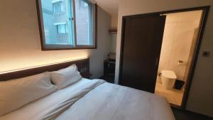 Postel nebo postele na pokoji v ubytování Pillowsopher Hongdae