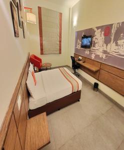 TV a/nebo společenská místnost v ubytování Max Hotels Jabalpur