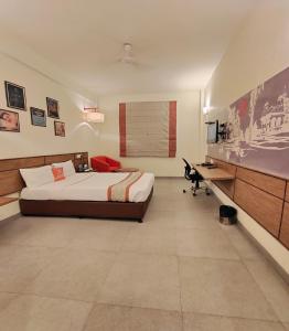 Postel nebo postele na pokoji v ubytování Max Hotels Jabalpur