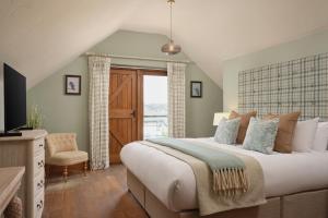 um quarto com uma cama grande e uma janela em The Newbridge on Usk em Usk