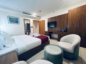 奎隆Hotel Seapark的一间带床和椅子的酒店房间