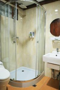 La salle de bains est pourvue d'une douche, de toilettes et d'un lavabo. dans l'établissement The Lodge Maribaya, à Lembang