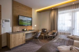 Televízia a/alebo spoločenská miestnosť v ubytovaní Hotel Gabi