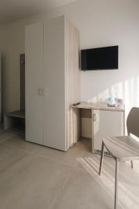 Biały pokój ze stołem i krzesłem w obiekcie Alloggi alla Rotonda 