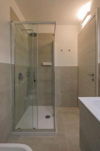 y baño con ducha y puerta de cristal. en Alloggi alla Rotonda 