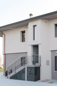 biały budynek apartamentowy z balkonem w obiekcie Alloggi alla Rotonda 