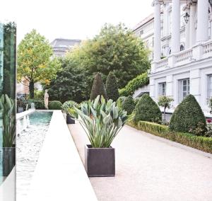 - un jardin fleuri dans un pot sur une passerelle dans l'établissement Palais Coburg Hotel, à Vienne