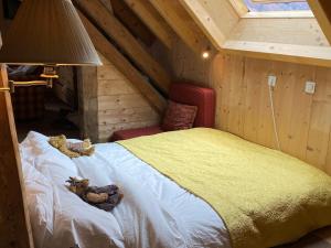 un dormitorio con una cama con animales de peluche en Le Bel appartement de Montagne en Bellevaux