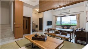 - un salon avec un canapé et une table dans l'établissement Shan Hao Homestay, à Yilan