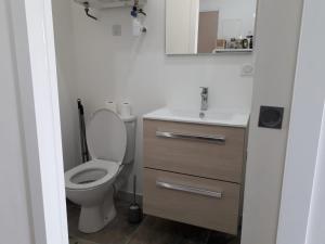 Kúpeľňa v ubytovaní "Jardin fleuri" - appart RDC - Loc'h finistère - N1