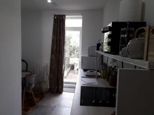 Kuchyňa alebo kuchynka v ubytovaní "Jardin fleuri" - STAYHOME - appart 1