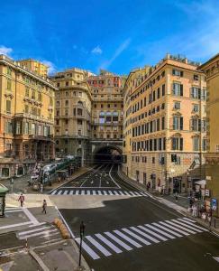 una strada vuota in una città con edifici di Monolocale nel cuore di Genova a Genova