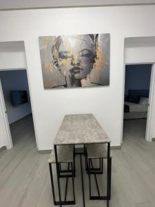 uma mesa num quarto com um quadro na parede em SUARA Apartamentos 1 em Madrid