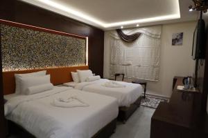 Tribes hotel客房内的一张或多张床位