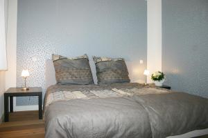ein Schlafzimmer mit einem Bett mit zwei Tischen und zwei Lampen in der Unterkunft Apartment Königstrasse in Bad Bergzabern