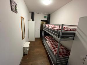 a bunk bed room with two bunk beds in it at Restaurant Hostel Aan Tafel in Lunteren