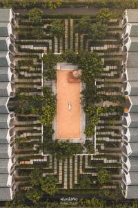 uma vista aérea de um edifício com um pátio em Hotel Labaris Khao Yai em Mu Si