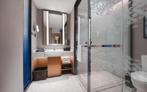 深圳的住宿－深圳园山希尔顿欢朋酒店，带淋浴、盥洗盆和卫生间的浴室