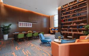 Ruang duduk di Hampton by Hilton Shenzhen Yuanshan