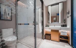 Bilik mandi di Hampton by Hilton Shenzhen Yuanshan