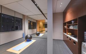 Televisyen dan/atau pusat hiburan di Hampton by Hilton Shenzhen Yuanshan