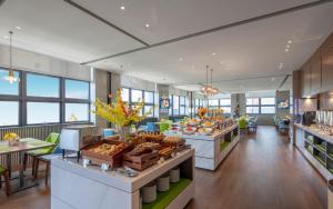 Makanan di atau berdekatan hotel
