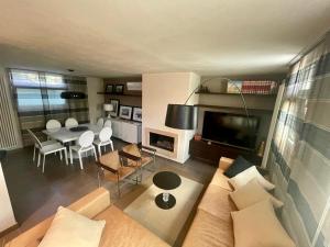 ein Wohnzimmer mit einem Sofa und einem Tisch in der Unterkunft Villa I tre Cipressi in Lido di Camaiore